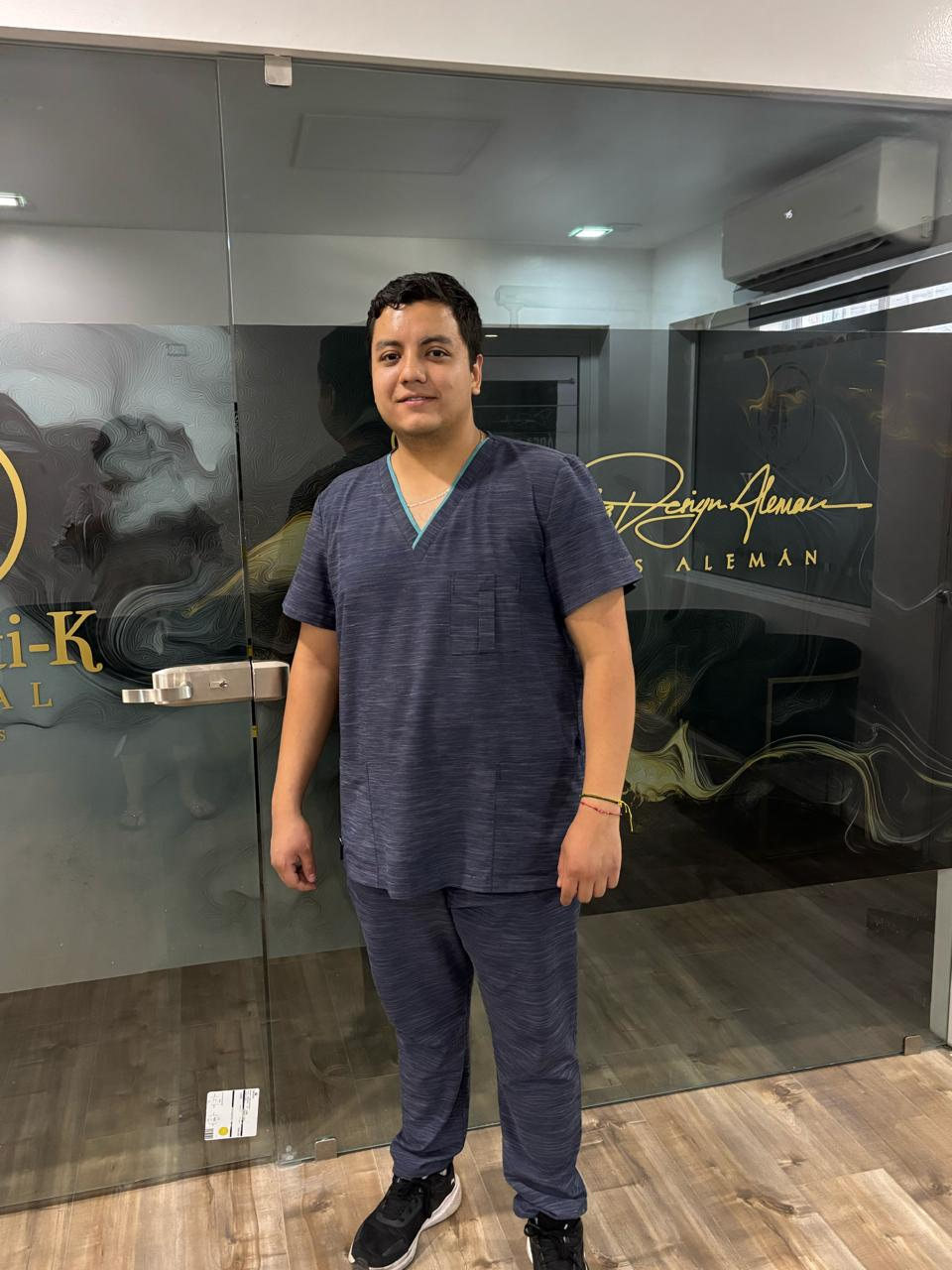 Dr. Axel Chávez